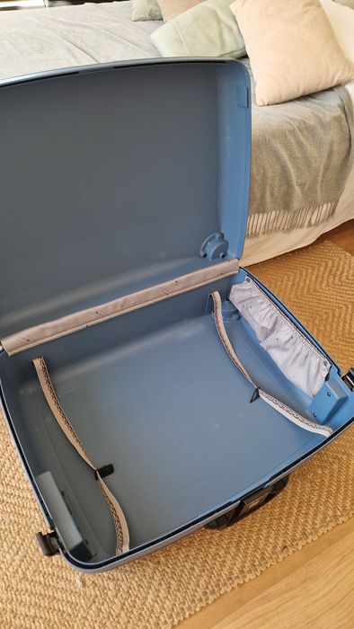 Mala grande de viagem, rígida com 2 rodas,marca Delsey
