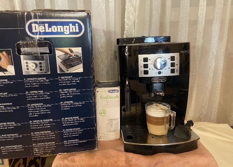 Кавоварка, кофемашина 2,5 роки  Delonghi Magnifica S  з Дому!