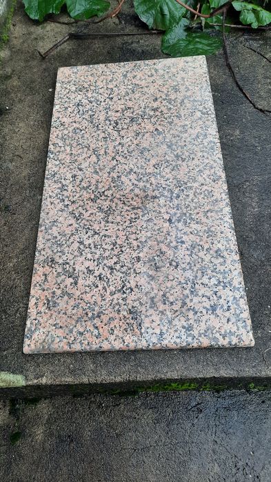 Pedra em granito, 94cm x 49cm