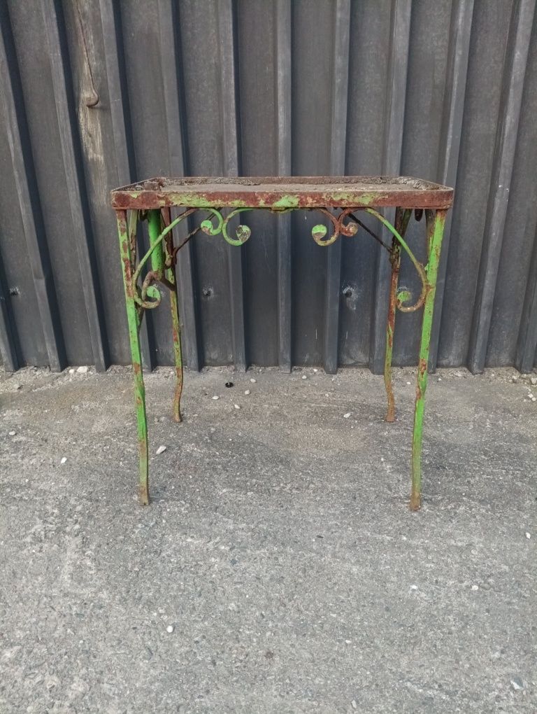 Stary stolik ogrodowy kuty coś jak nogi maszyny do szycia