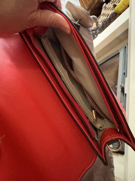 Bolsa vermelha com alça de mão e de ombro