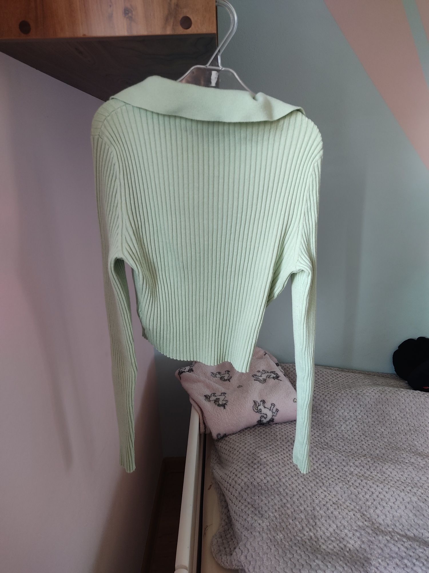 Miętowa zielona bluzka koszulka z dekoltem V H&M S 36 8 wiskoza serek