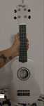 Ukulele branco - instrumento musical
