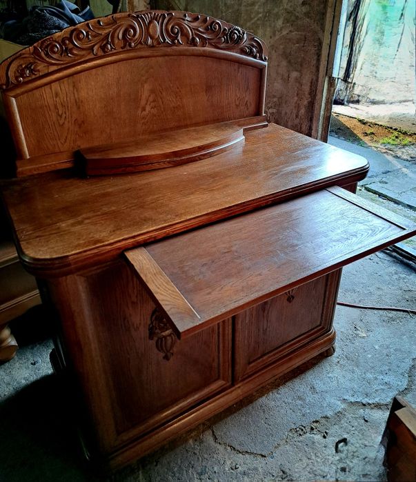 Kredens dębowy z wysuwanym blatem