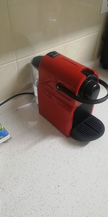 Máquina de café de cor vermelha de marca Krups