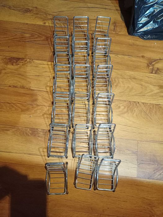 Metalowy stojak na dawny telefon komórkowy.