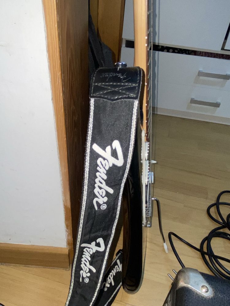 Squier + Amplificador Fender 10G + Bracelete + Mala