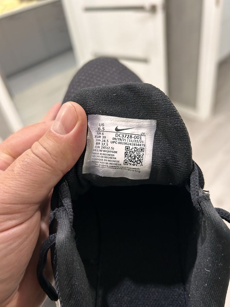 Продам нові кросівки nike eur 39