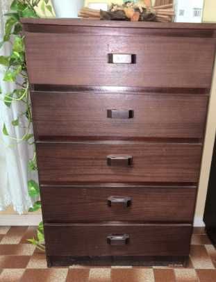 Móvel antigo com gavetas