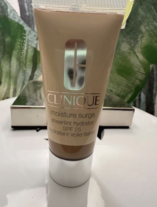 Clinique Creme Hidratante com Cor Moisture Surge SPF25