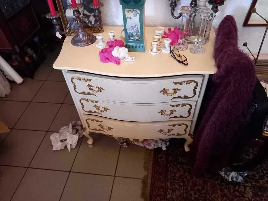 Biała komoda ludwikowska