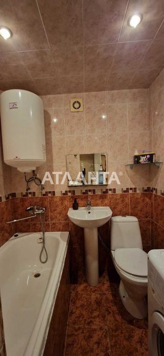 Просторная комната с ремонтом. Кухня  и санузел на двоих