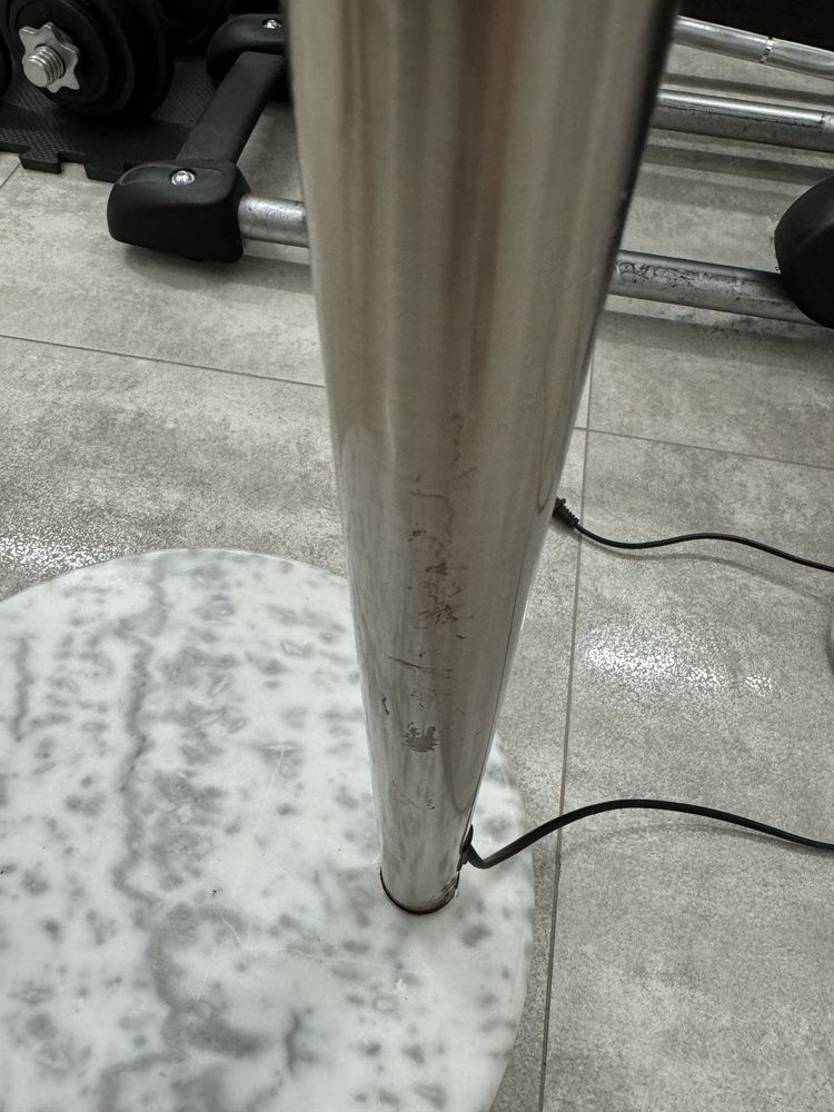 Lampa podłogowa z granitową podstawą