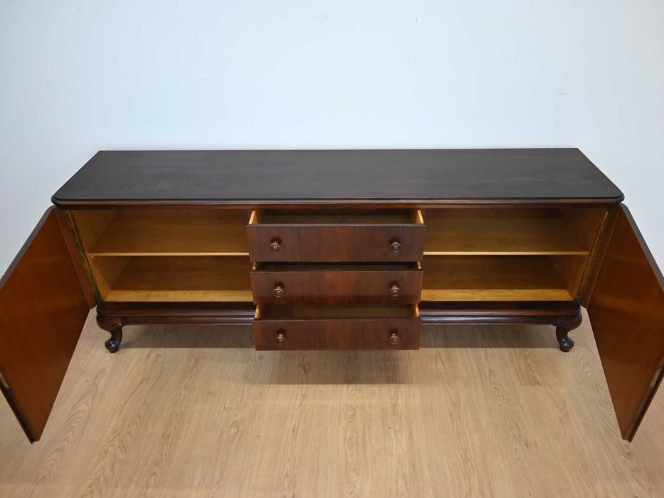 niska długa komoda na giętych nogach 102802