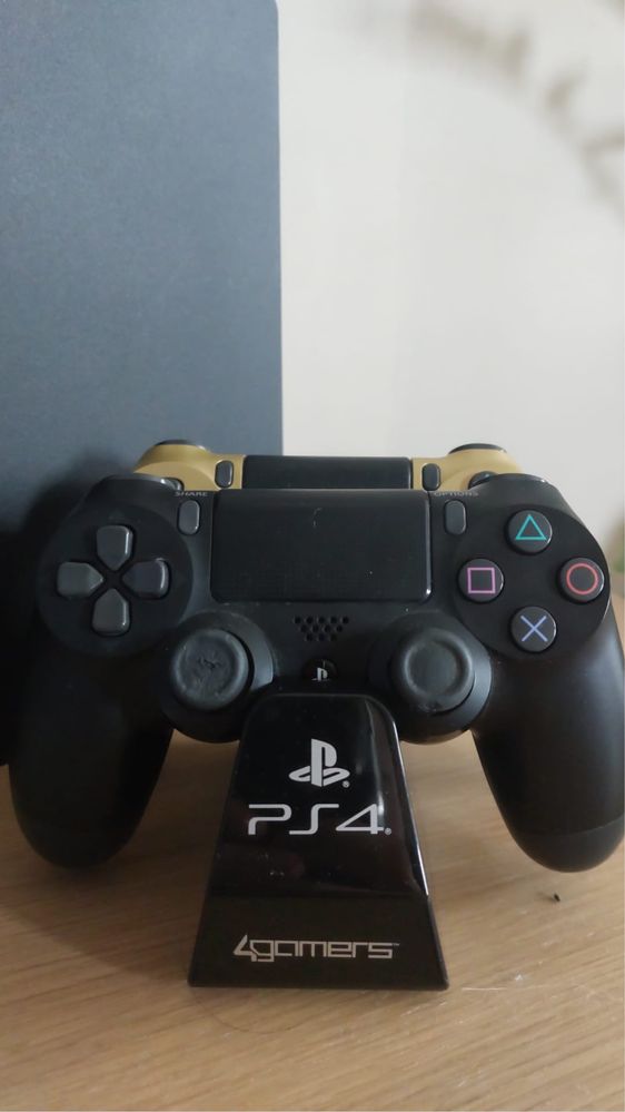 PS4 (c/jogos e 2 comandos)