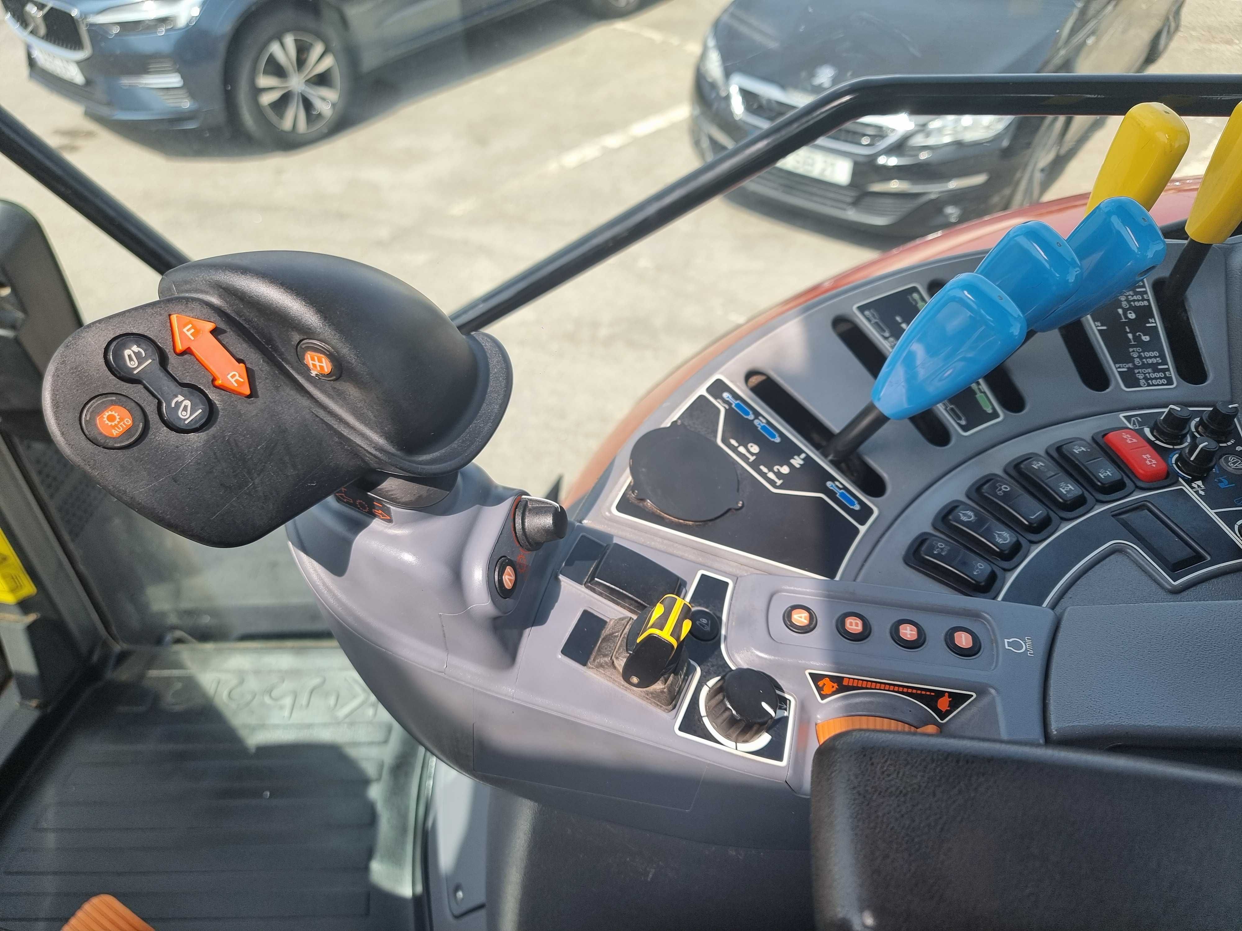 Kubota M6121 - Com apenas 1330,1 horas
