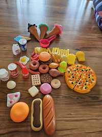 Kilka zestawów plastikowego jedzenia do zabawy w kuchnie pizza lody