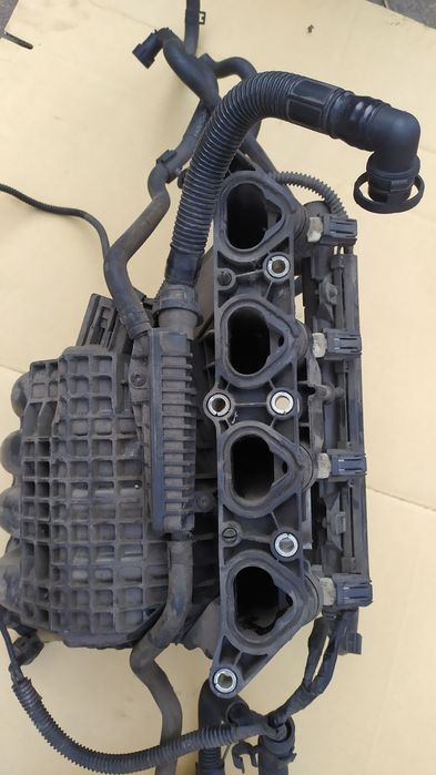 Колектор впускной VW Polo 2012рокуХетчбек