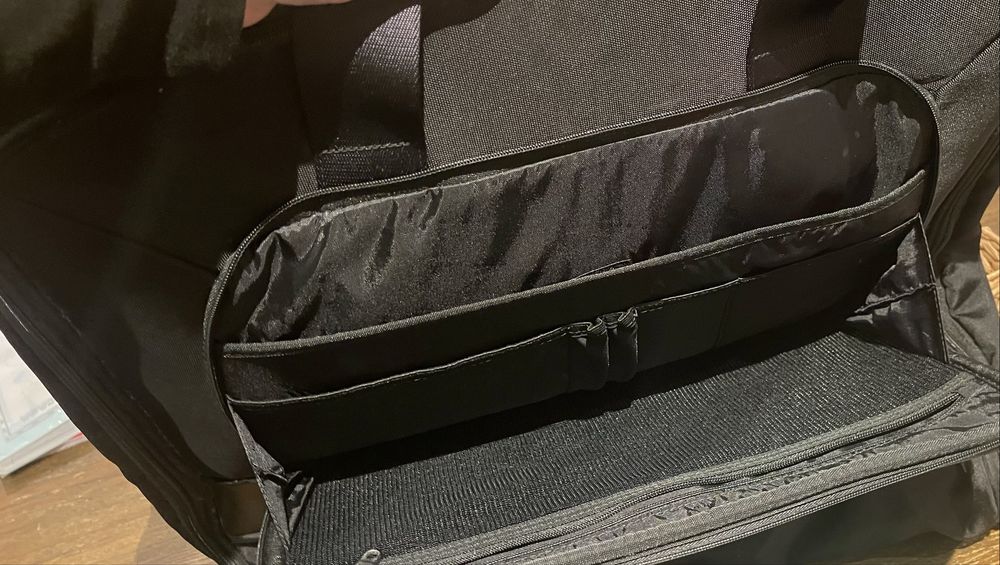 Mala porta fatos Hugo Boss preto alça amovível