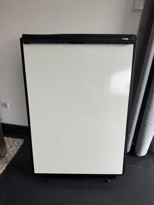 Tablica flipchart na trzech nogach suchościeralna magnetyczna