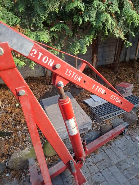 Podnośnik do wyciągania silników