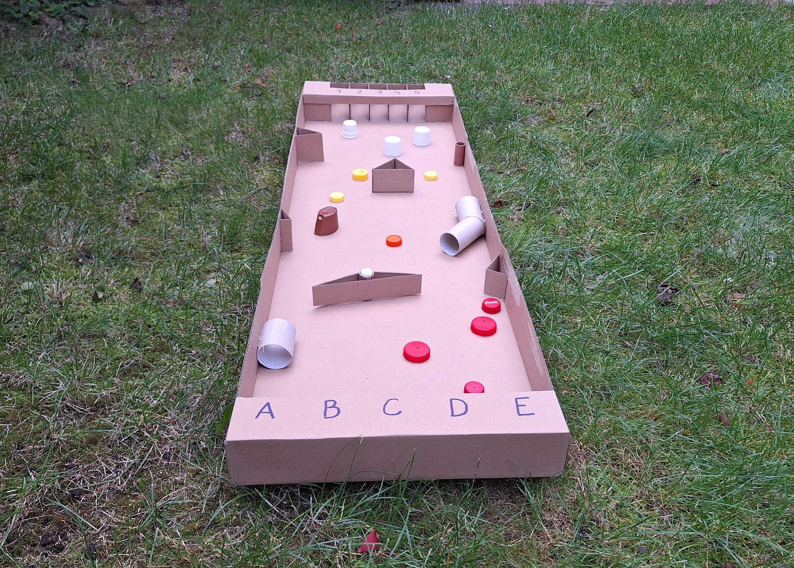 Dwie gry labirynt i pinball z kartonu dla dzieci na imprezę, urodziny
