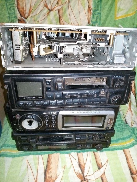 автомобильные магнитолы на запчасти 4 шт.