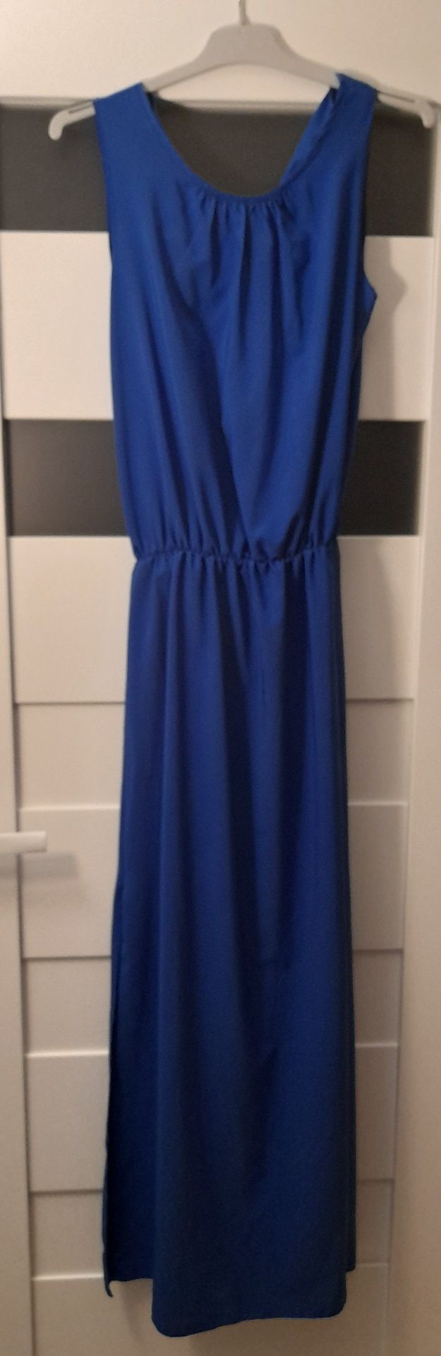 Niebieska długa sukienka