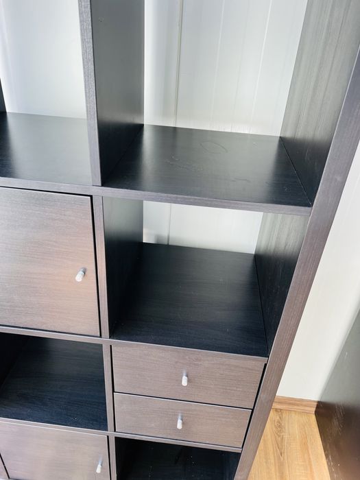 Ikea Kallax czarny regał z wkładami