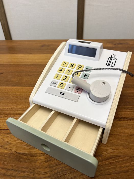 Drewniana kasa sklepowa