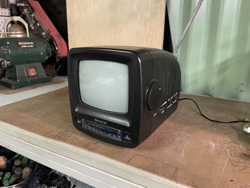 Malutki telewizorek Mistral Retro TV506R