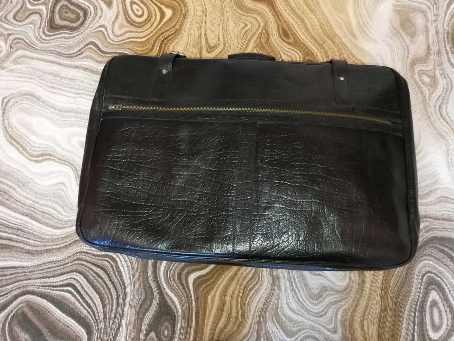 Чорна шкіряна  валіза