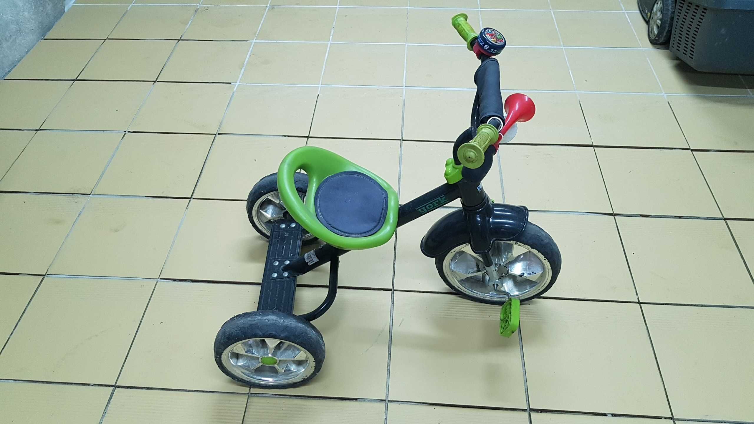 Rowerek 3 kołowy dla małego dziecka.