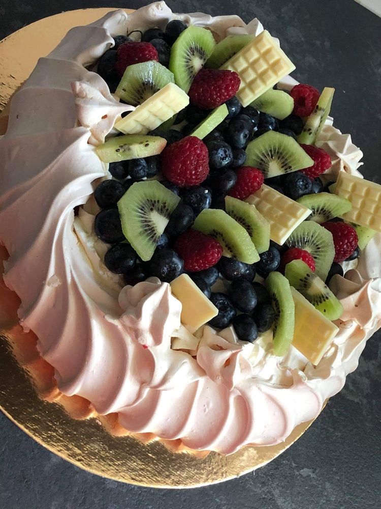 Beza Pavlova  tort bezowy 28 cm z musem malinowym