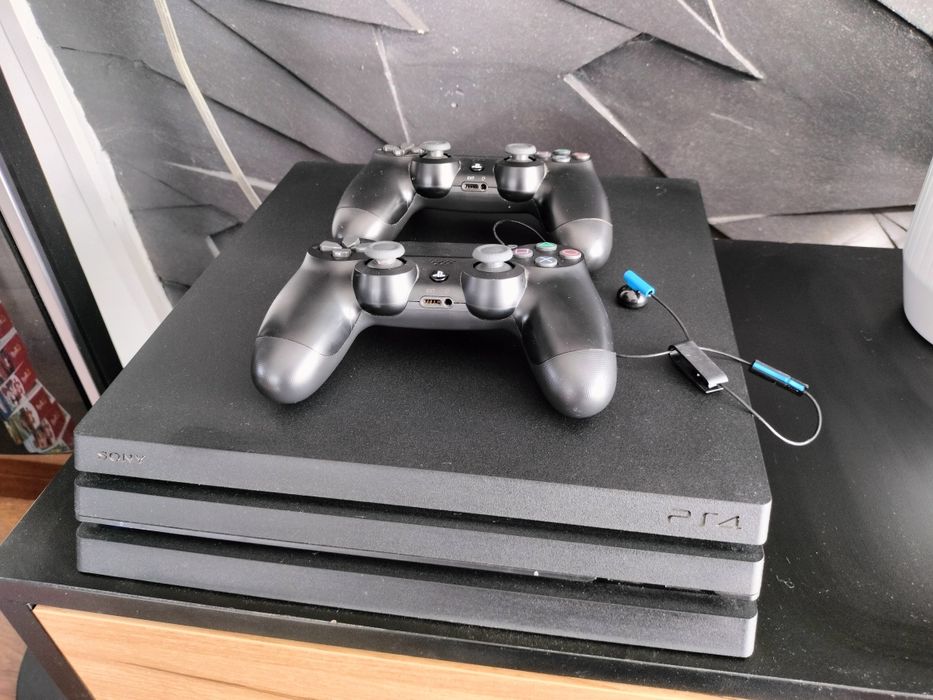 PlayStation 4 PRO 1Tb + dwa pady (7216b)