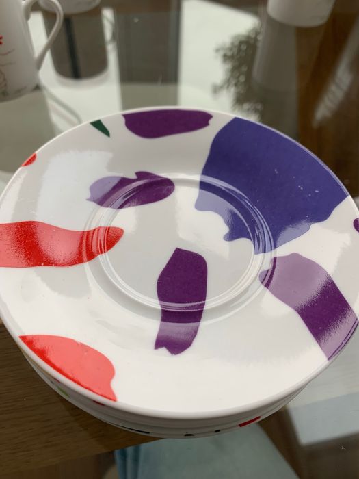 Chávenas de café com açucareiro e leiteira