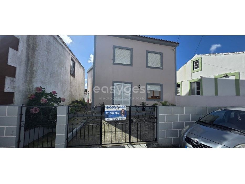 Moradia T4 com Quintal e lugar de estacionamento Terra Chã - Angra