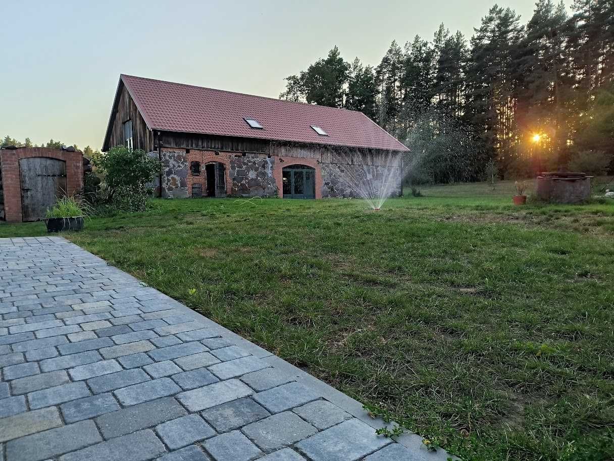 Leśniczówka Piłakno, Mazury, dom stodoła w lesie nad jeziorem