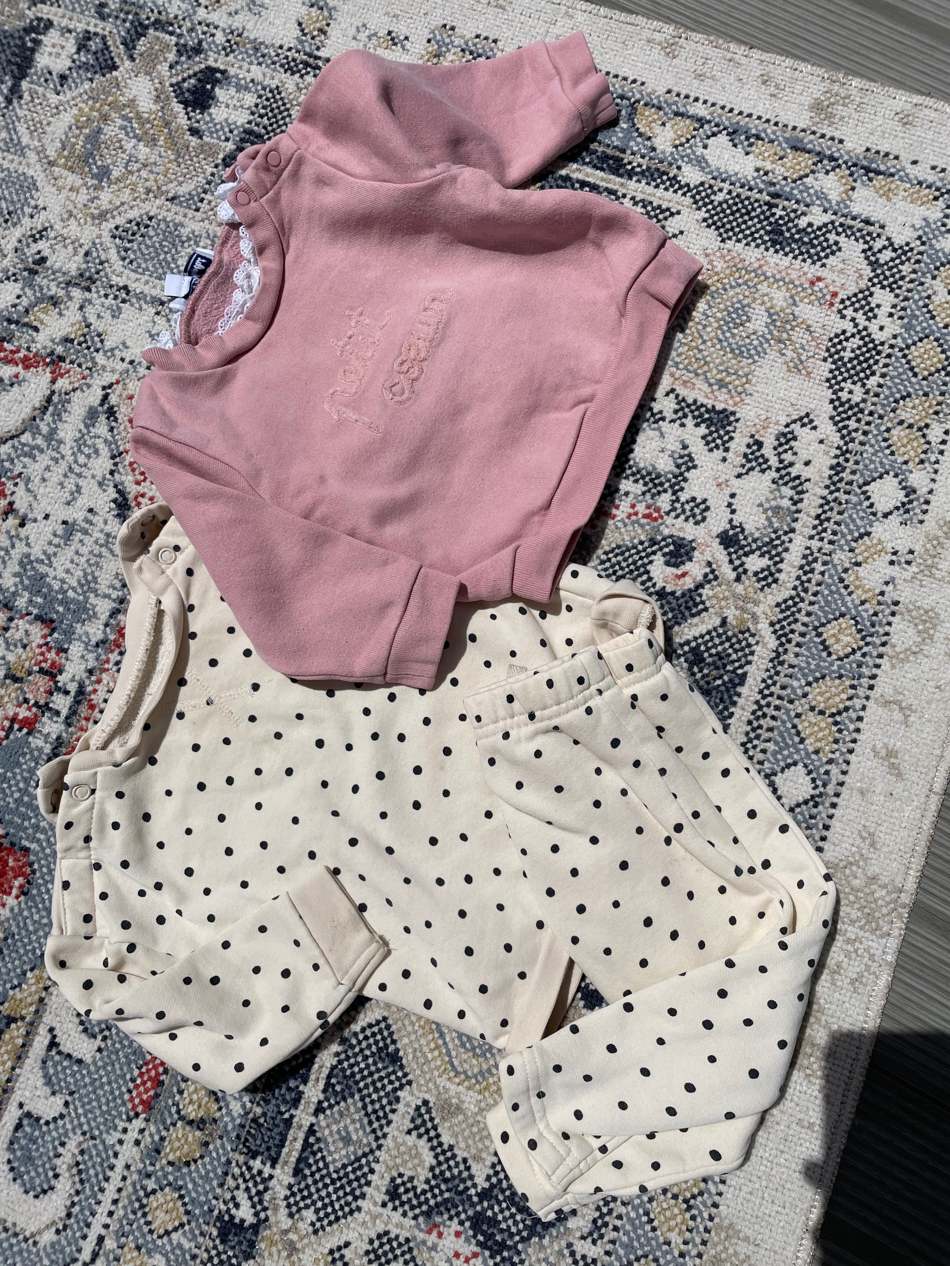 Conjunto de coisas infantis para uma menina de 6 a 12 meses