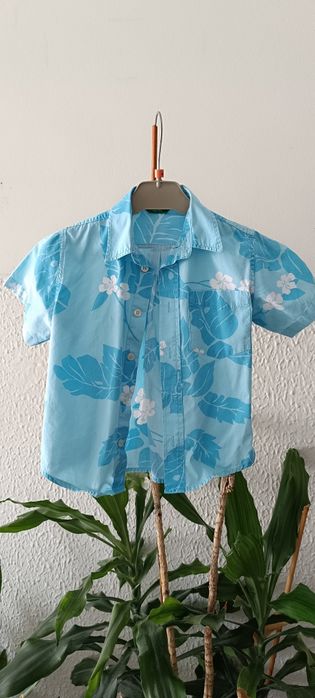 Camisa azul florida marca Benetton para crianças