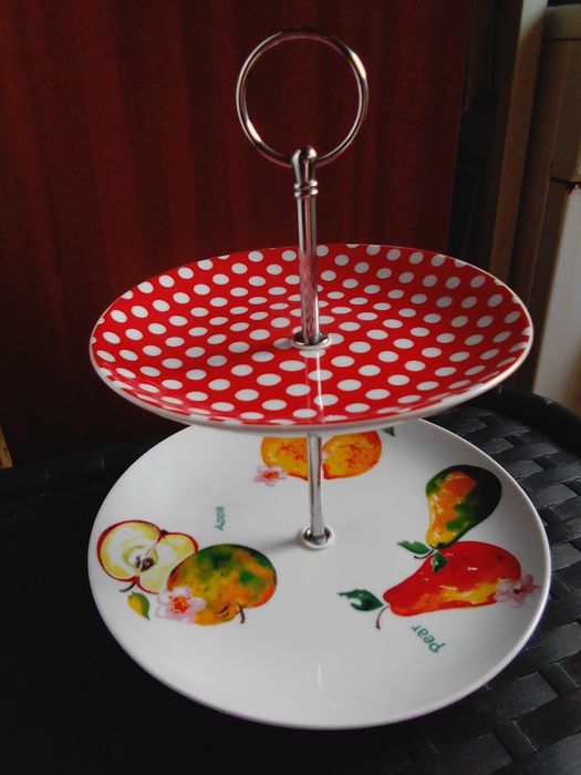Pratos com desenho, fruteira em loiça e tigelas de grão de arroz