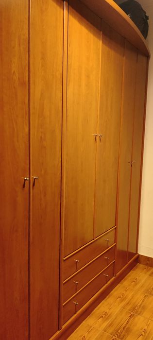 Guarda-roupa de madeira