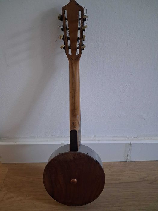 Viola antiga (Banjo) contruida à mão.