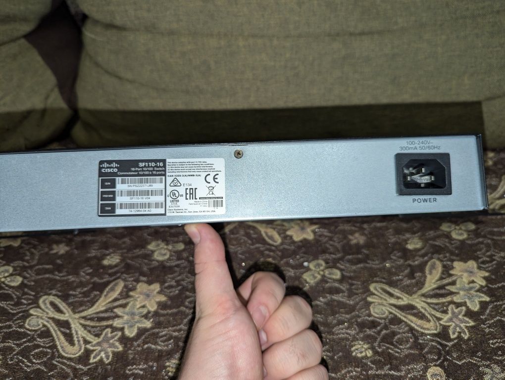 Комутатор Cisco SF110-16