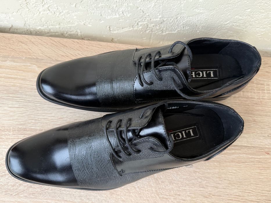 Чоловічі лаковані туфлі з класною вставкою в дизайні. Нові, 42 розмір.