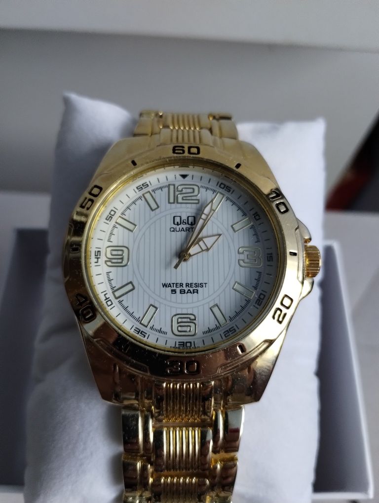 Nowy nieużywany zegarek marki Q&Q  F496-004 koperta w kolorze złotym