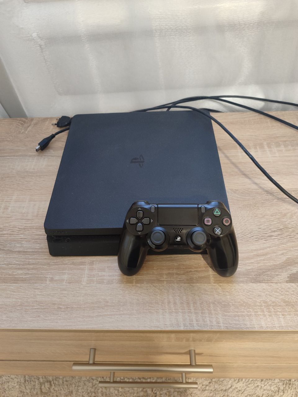 Продам консоль PlayStation 4 (PS4), 1 ТБ, в подарок 3 игры