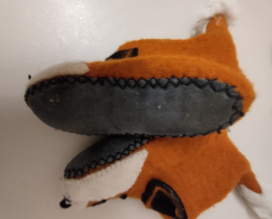 Kapcie, niechodki dziecięce na skórzanej podeszwie.