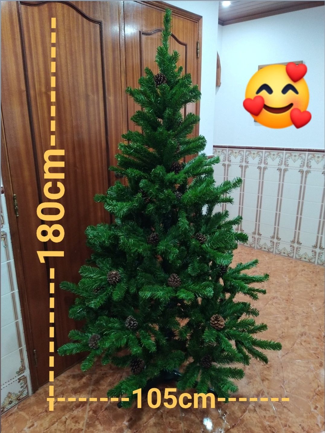 Árvore de Natal com pinhas casa quarto apartamento vivenda escritório