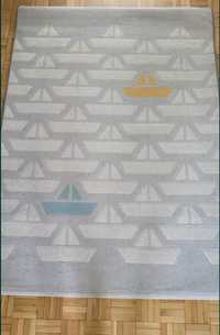 Szary dywan w statki do pokoju dziecięcego